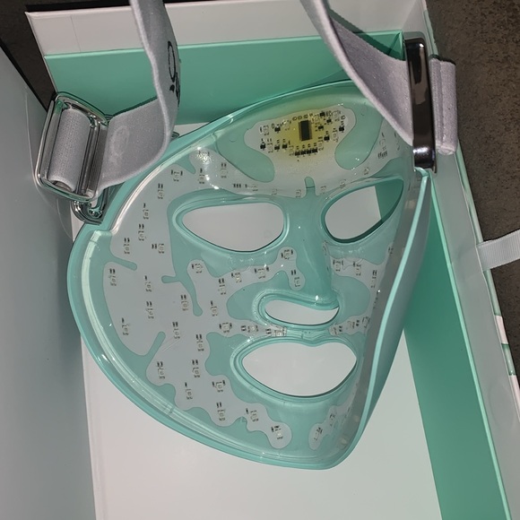 Qure LED Face & Neck Mask Only - Picture 3 of 3